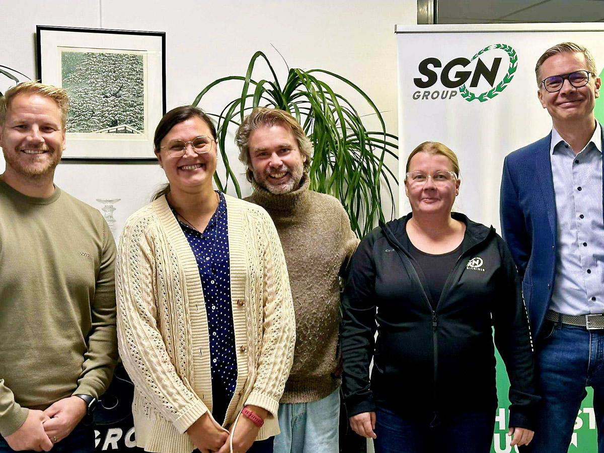 Kuvassa vas. Tomi Laaksonen, Katja Jansson, Peter Strömberg (CropHealth Ab), Milla Lehiö (S.G.Nieminen Oy) ja Jussi Ojanen.